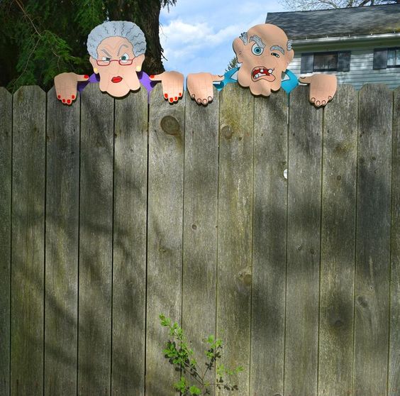 commsmarket-Fence Decoration Nosy Old Man and Lady Garden Yard Art