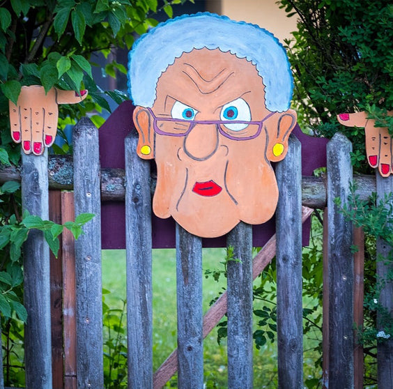 commsmarket-Fence Decoration Nosy Old Man and Lady Garden Yard Art